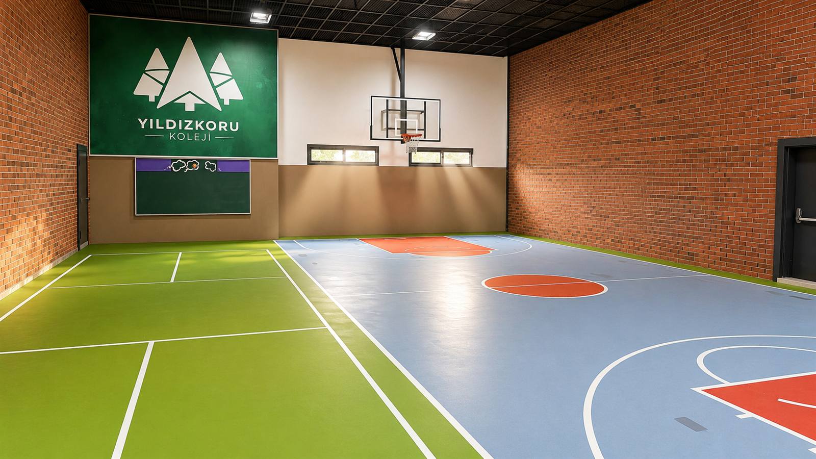 Yıldızkoru logolu duvarıyla kapalı spor salonu ve basketbol potası